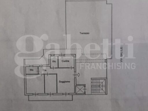 Attico/appartamento con ampio terrazzo e balconi