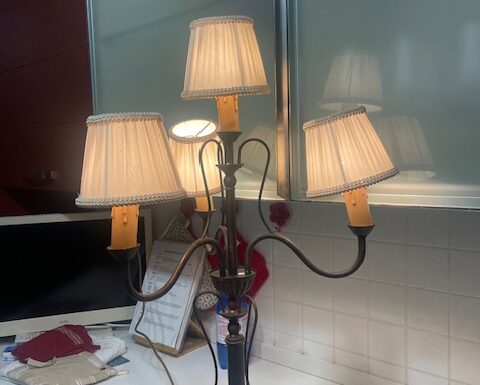 Lampada con struttura in bronzo