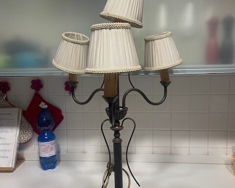 Lampada con struttura in bronzo