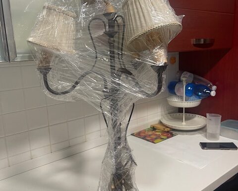 Lampada con struttura in bronzo