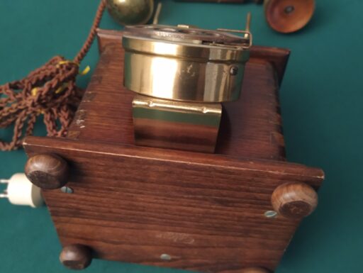 Telefoni legno d'epoca bianco e marrone