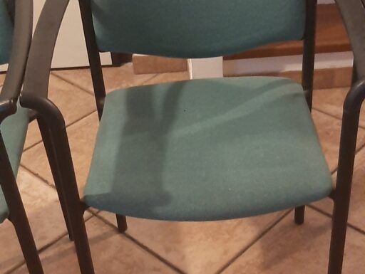 Quattro sedie per ufficio