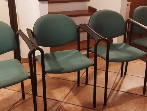 Quattro sedie per ufficio