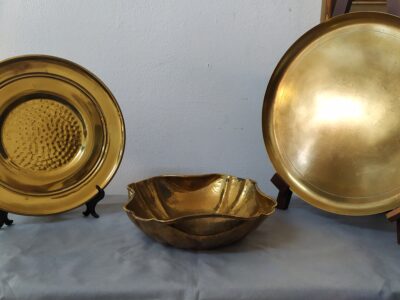 Vassoi in ottone d'epoca rotondi e quadrato