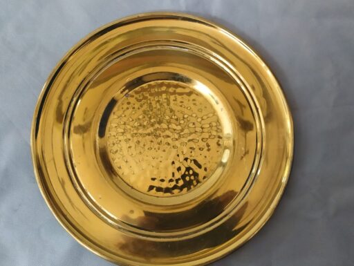 Vassoi in ottone d'epoca rotondi e quadrato