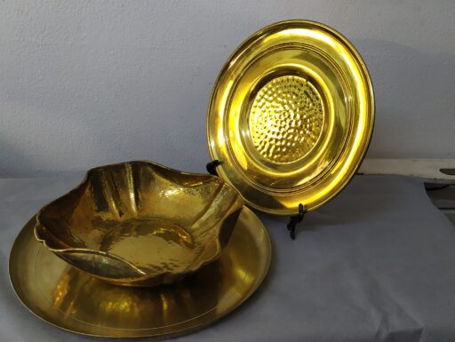Vassoi in ottone d'epoca rotondi e quadrato