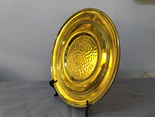 Vassoi in ottone d'epoca rotondi e quadrato