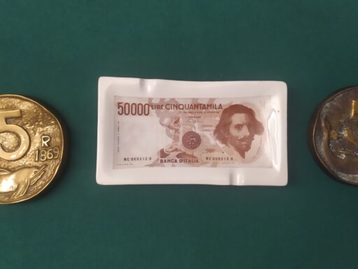 Posacenere e fermacarte d'epoca-ceramica e ottone