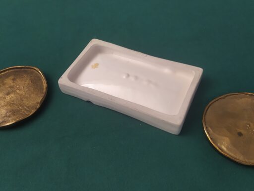 Posacenere e fermacarte d'epoca-ceramica e ottone