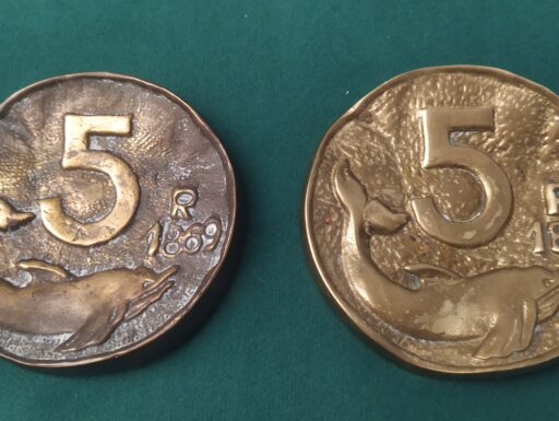 Posacenere e fermacarte d'epoca-ceramica e ottone