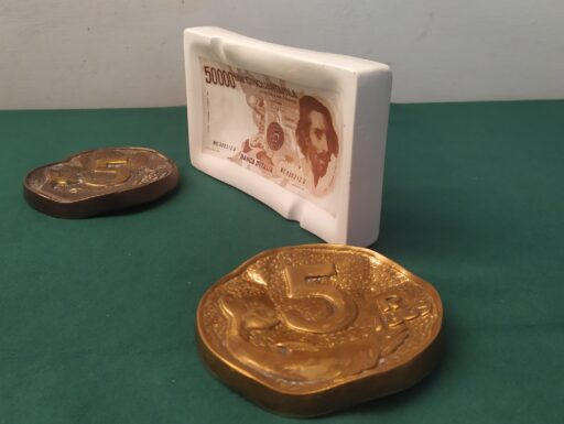 Posacenere e fermacarte d'epoca-ceramica e ottone