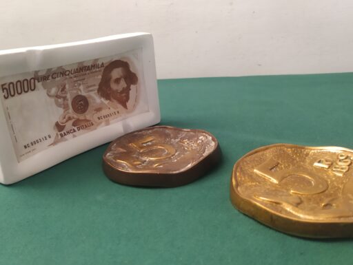 Posacenere e fermacarte d'epoca-ceramica e ottone