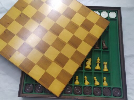 Scacchiera scacchi e pedine dama