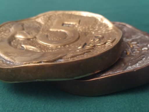 Posacenere e fermacarte d'epoca-ceramica e ottone