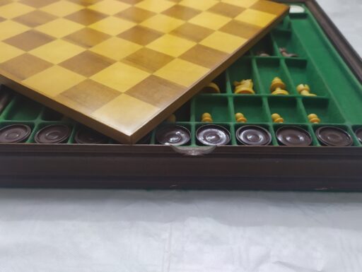Scacchiera scacchi e pedine dama