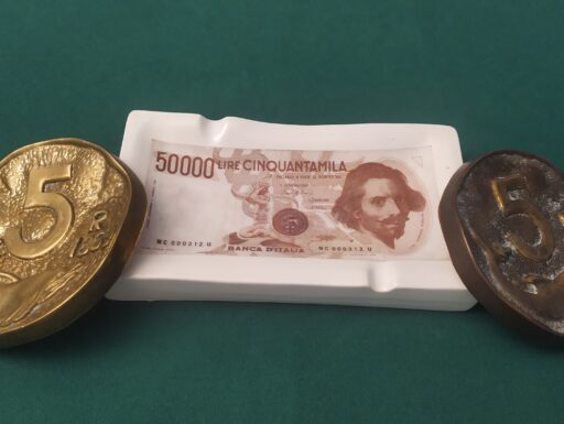 Posacenere e fermacarte d'epoca-ceramica e ottone