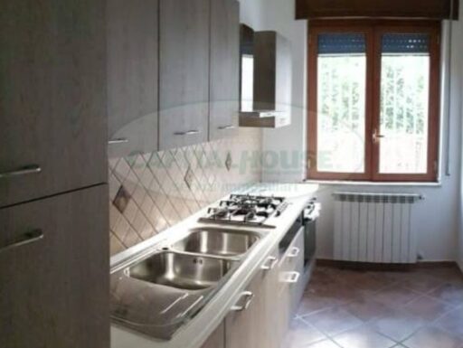 Fittasi grazioso trilocale arredato al centro