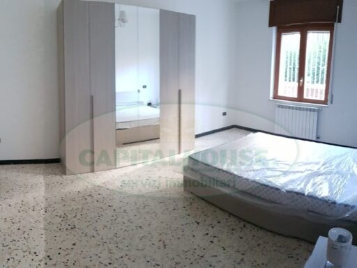 Fittasi grazioso trilocale arredato al centro