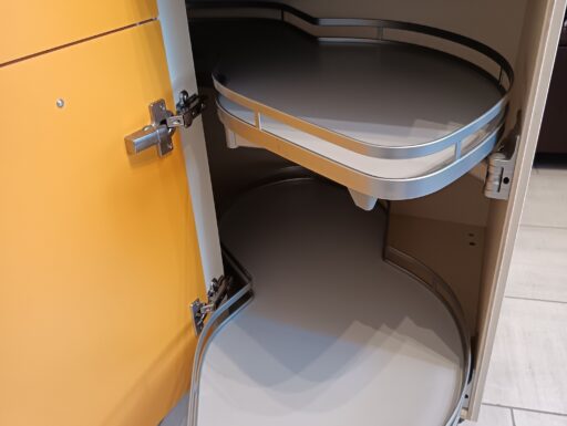 Vassoio estraibile e basculante x mobile ad angolo