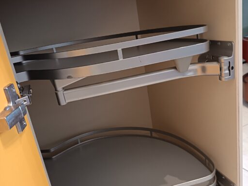 Vassoio estraibile e basculante x mobile ad angolo