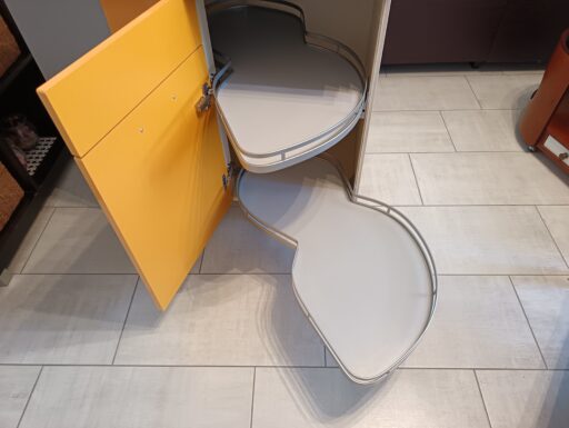 Vassoio estraibile e basculante x mobile ad angolo