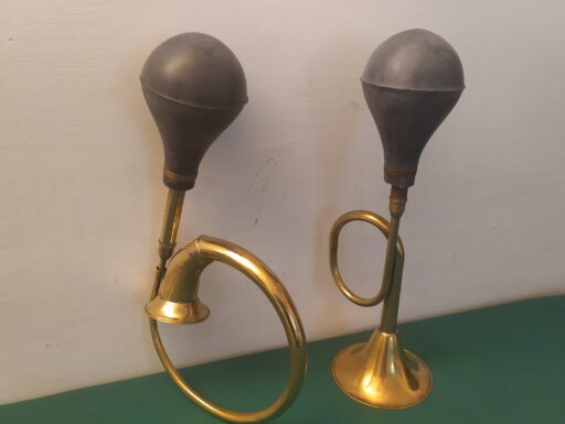 Tromba e corno d'epoca in ottone con soffietto in gomma