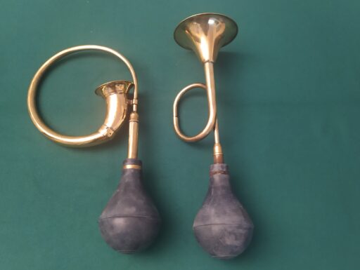 Tromba e corno d'epoca in ottone con soffietto in gomma