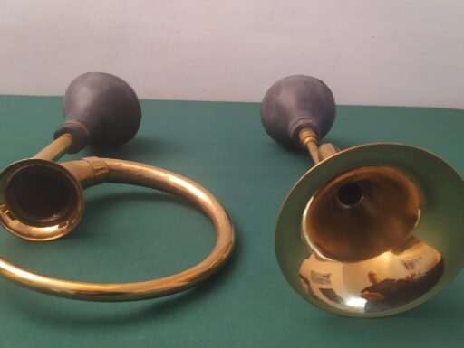 Tromba e corno d'epoca in ottone con soffietto in gomma