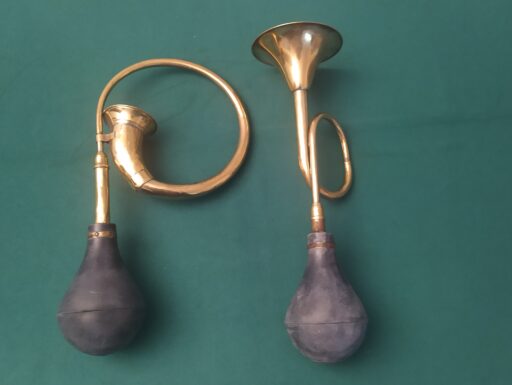 Tromba e corno d'epoca in ottone con soffietto in gomma
