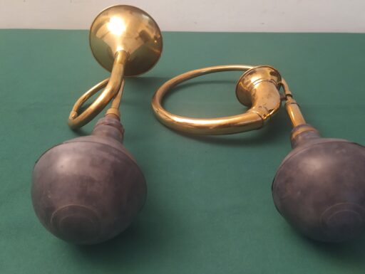 Tromba e corno d'epoca in ottone con soffietto in gomma