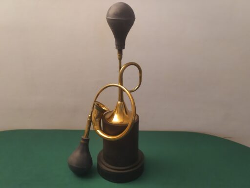 Tromba e corno d'epoca in ottone con soffietto in gomma