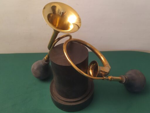 Tromba e corno d'epoca in ottone con soffietto in gomma