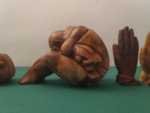 Yogi liberatore e mani congiunte in legno