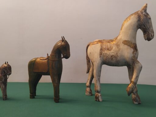 Cavalli d'epoca in legno