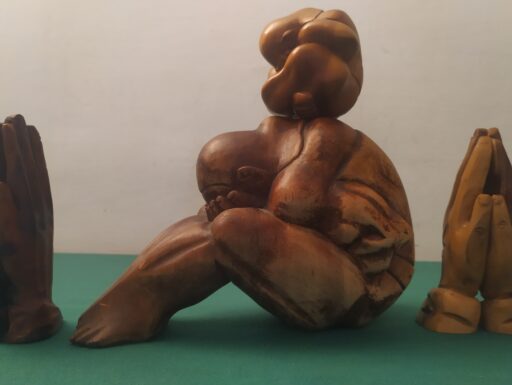 Yogi liberatore e mani congiunte in legno