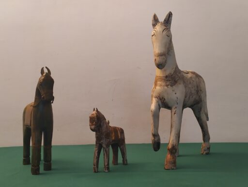 Cavalli d'epoca in legno