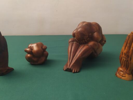 Yogi liberatore e mani congiunte in legno