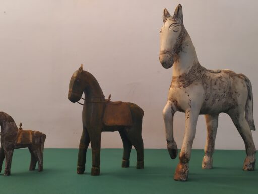 Cavalli d'epoca in legno