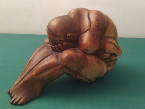 Yogi liberatore e mani congiunte in legno