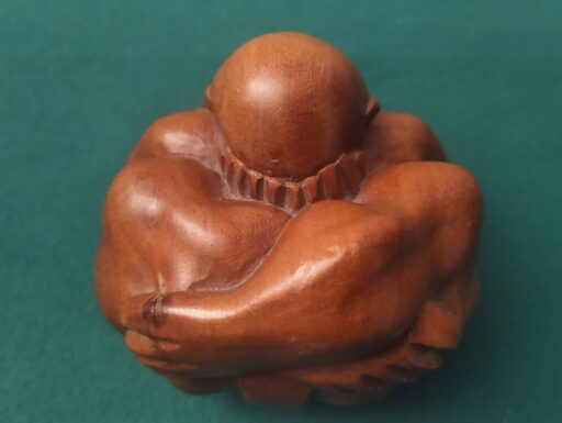 Yogi liberatore e mani congiunte in legno