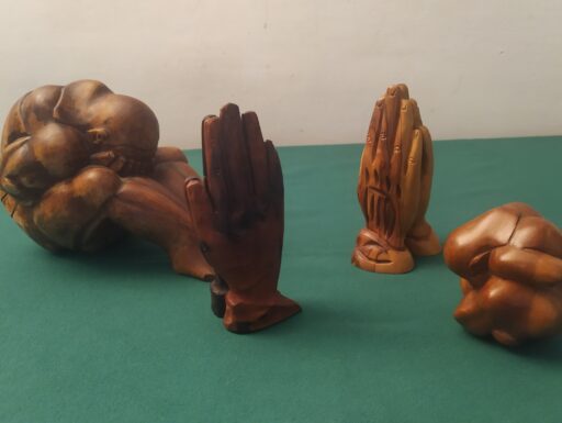 Yogi liberatore e mani congiunte in legno