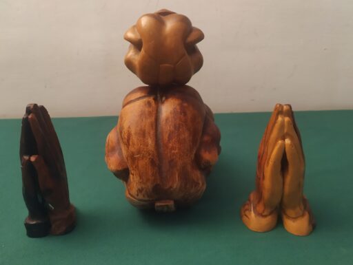 Yogi liberatore e mani congiunte in legno