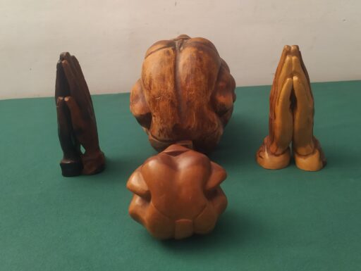 Yogi liberatore e mani congiunte in legno