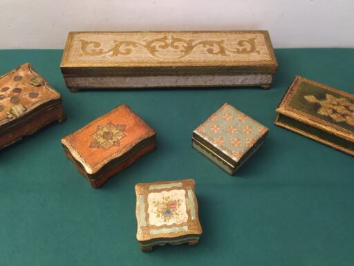 Scatole d'epoca legno intagliate e dipinte a mano