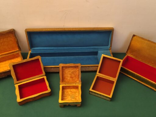 Scatole d'epoca legno intagliate e dipinte a mano