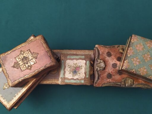 Scatole d'epoca legno intagliate e dipinte a mano