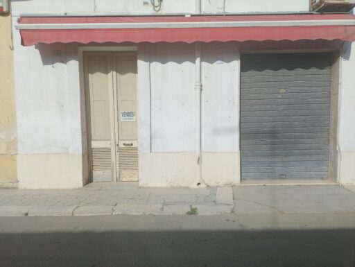 Numero 2 locali uso commerciale in san donaci, via g. grassi 120