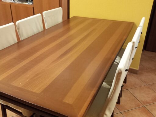 Tavolo in legno rettangolare
