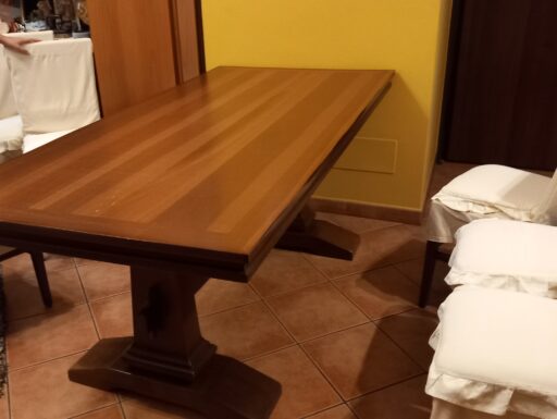 Tavolo in legno rettangolare