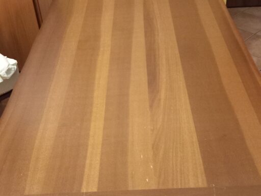 Tavolo in legno rettangolare